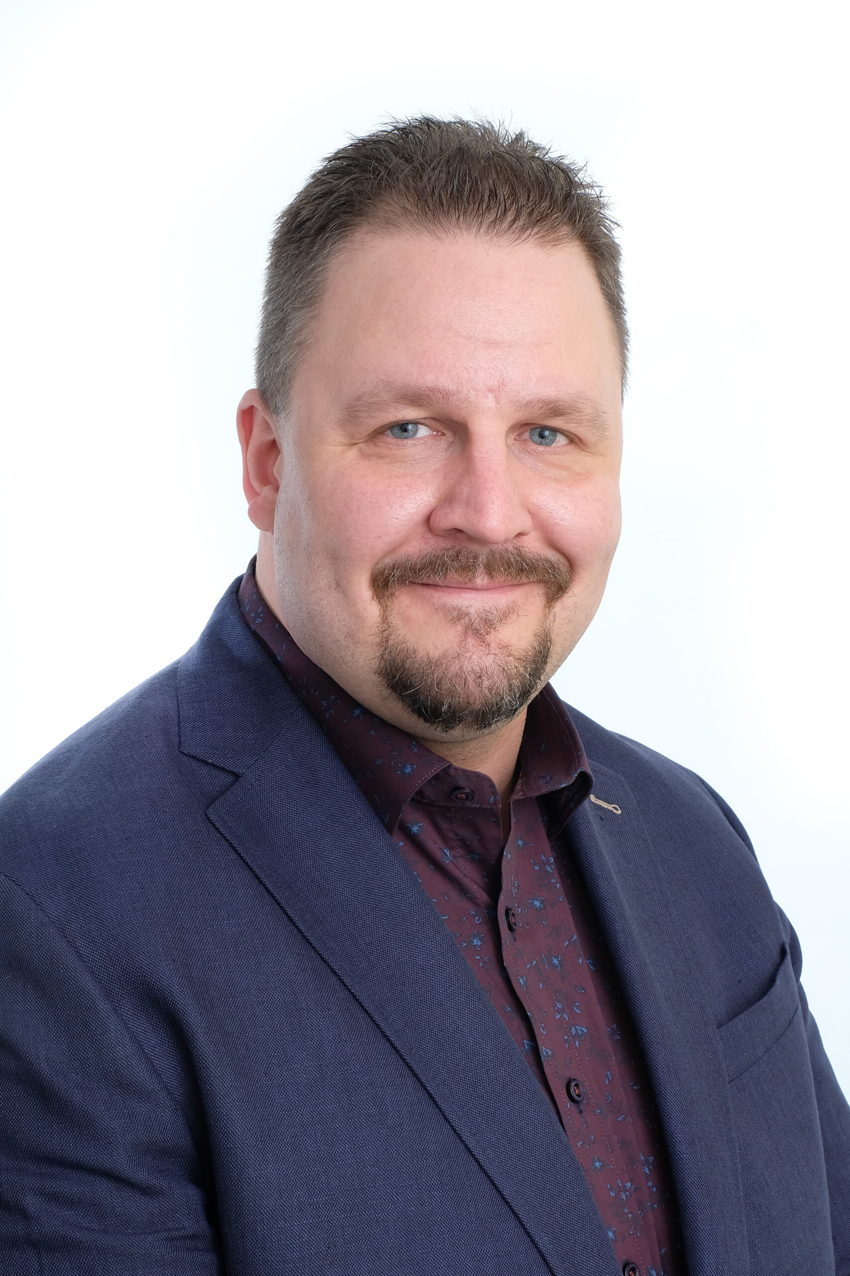 Jouni Kakkuri sinisessä puvussa.